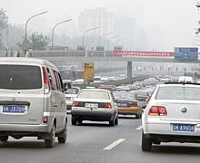 Gewohntes Stadtbild in China. Dem Verkehrschaos will man in Peking mit Zulassungsbeschränkungen gegensteuern. Foto: Auto-Reporter.NET